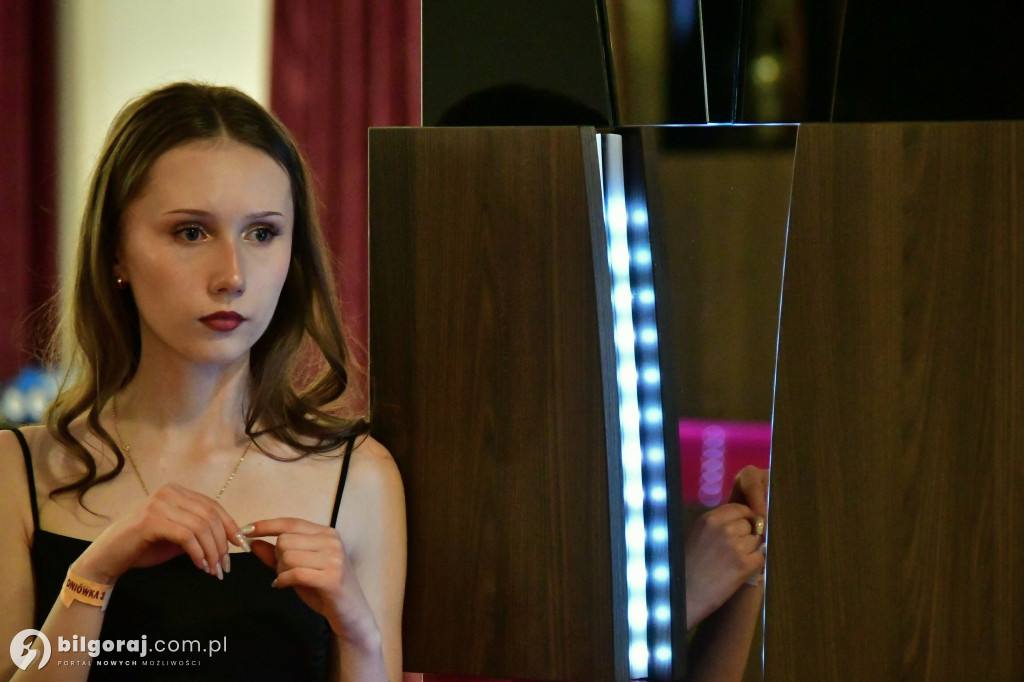 Studniówka I LO im. ONZ w Biłgoraju: Poloneza czas zacząć!