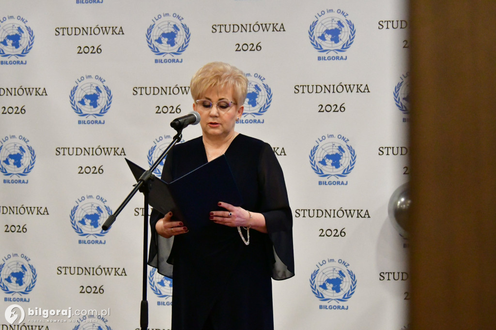 Studniówka I LO im. ONZ w Biłgoraju: Poloneza czas zacząć!