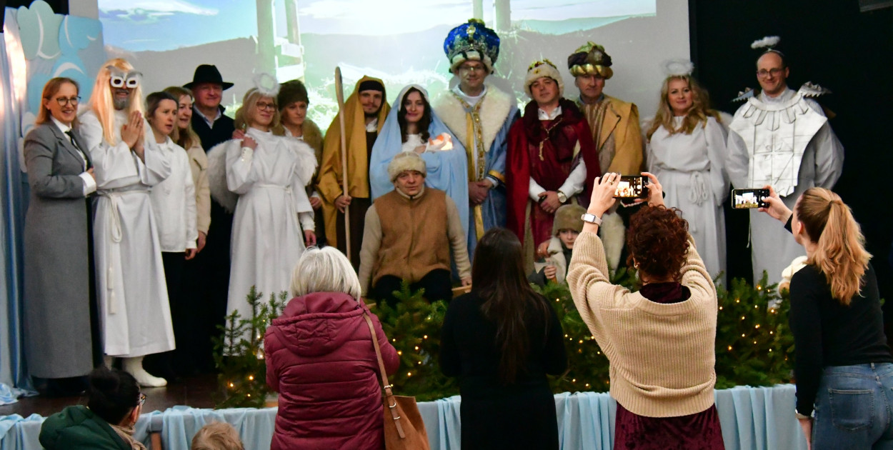 Ksiądz, prokurator i wicedyrektor na jednej scenie. Niezwykłe jasełka w Biłgoraju
