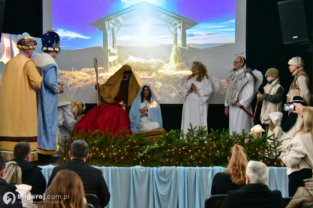Ksiądz, prokurator i wicedyrektor na jednej scenie. Niezwykłe jasełka w Biłgoraju