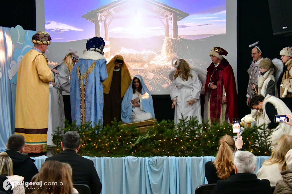 Ksiądz, prokurator i wicedyrektor na jednej scenie. Niezwykłe jasełka w Biłgoraju