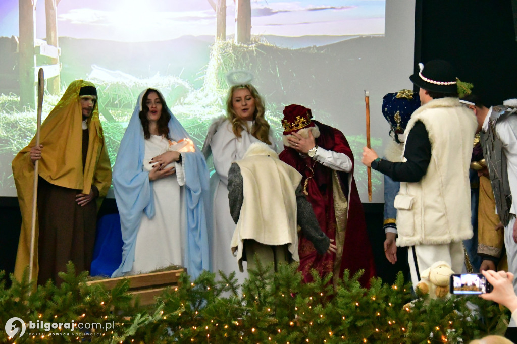 Ksiądz, prokurator i wicedyrektor na jednej scenie. Niezwykłe jasełka w Biłgoraju