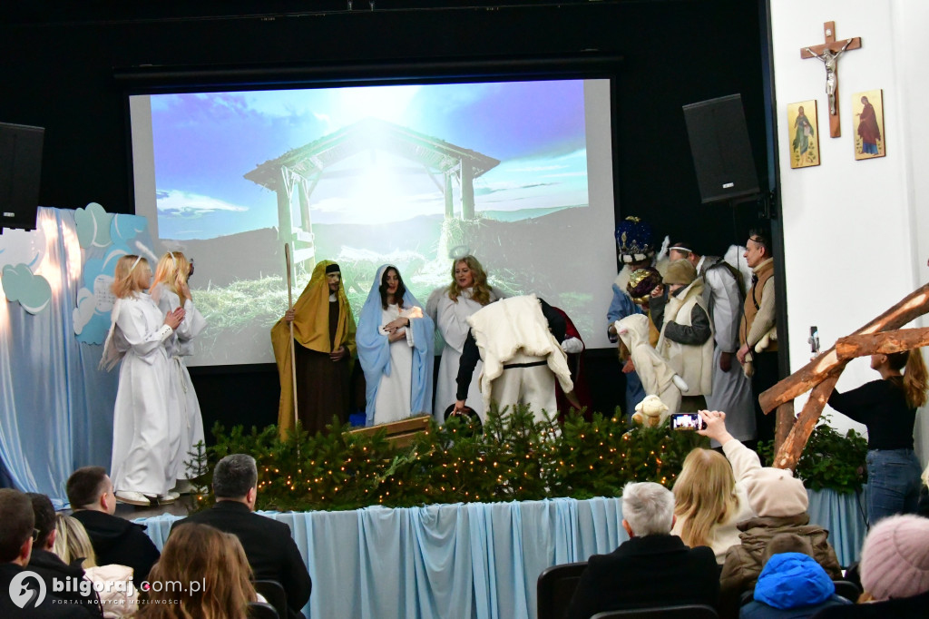Ksiądz, prokurator i wicedyrektor na jednej scenie. Niezwykłe jasełka w Biłgoraju