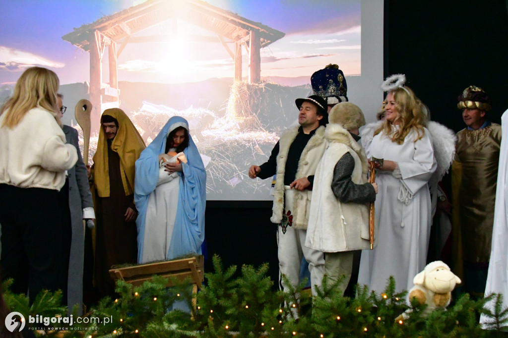 Ksiądz, prokurator i wicedyrektor na jednej scenie. Niezwykłe jasełka w Biłgoraju