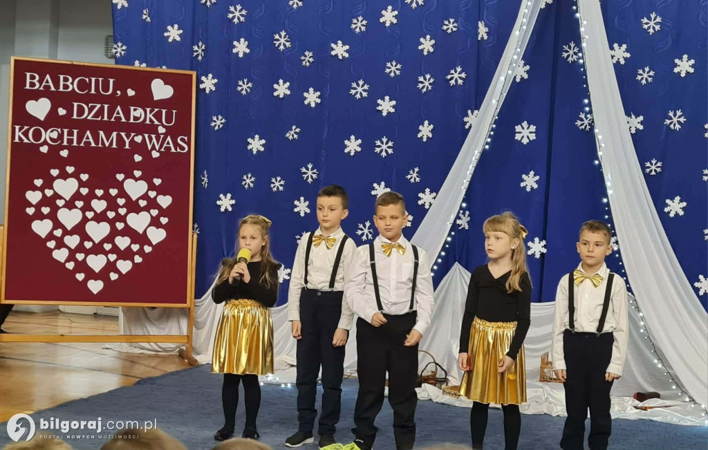 Święto pełne wzruszeń i radości w Szkole Podstawowej w Dereźni Solskiej