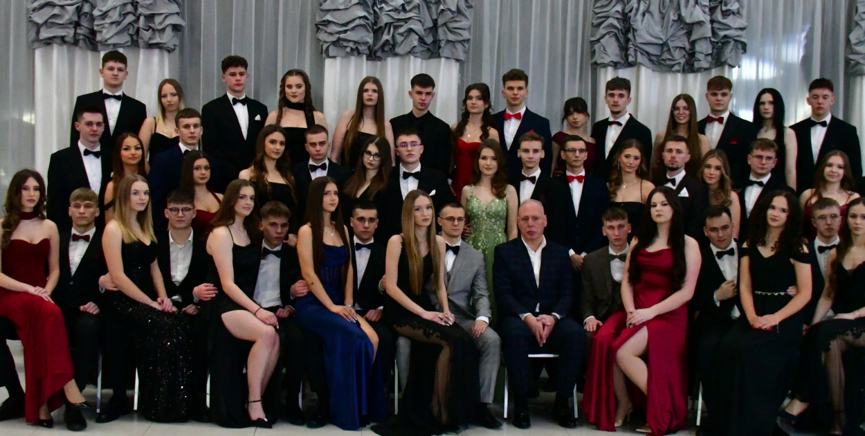 Studniówka RCEZ 2026. Krok w dorosłość przy dźwiękach narodowego tańca