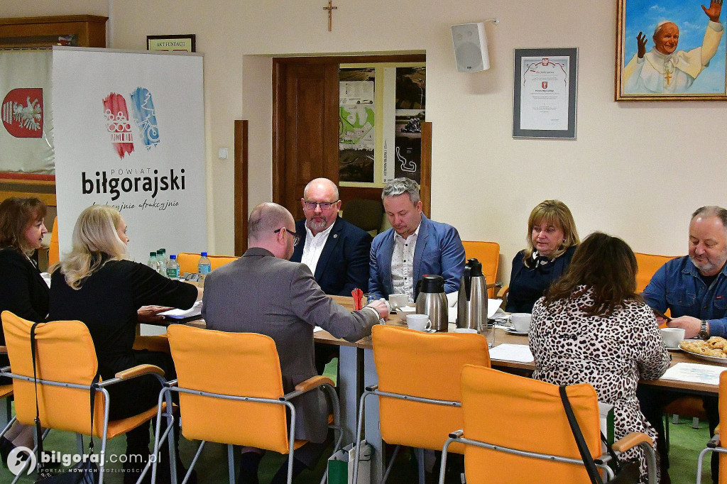 Nowa kadencja Powiatowej Rady Rynku Pracy. Wicestarosta wręczyła powołania