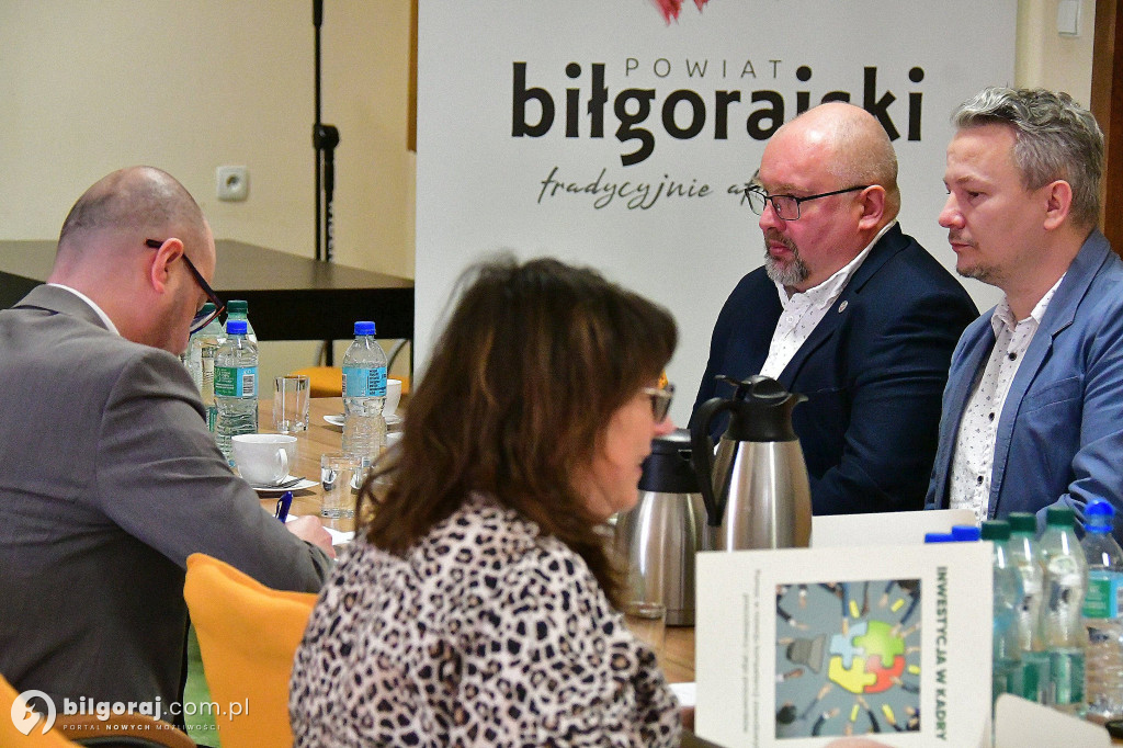 Nowa kadencja Powiatowej Rady Rynku Pracy. Wicestarosta wręczyła powołania