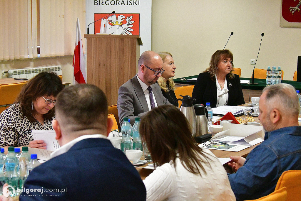 Nowa kadencja Powiatowej Rady Rynku Pracy. Wicestarosta wręczyła powołania