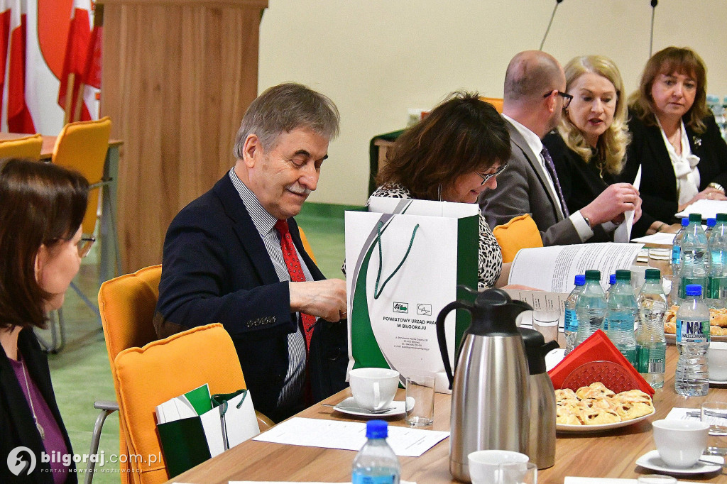 Nowa kadencja Powiatowej Rady Rynku Pracy. Wicestarosta wręczyła powołania
