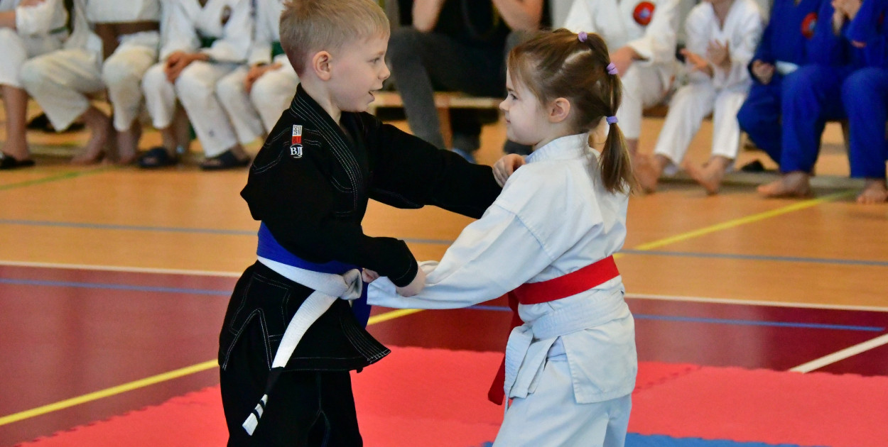 Młodzi wojownicy na macie w Potoku Górnym. Relacja z Ligi Ju-Jitsu Karate