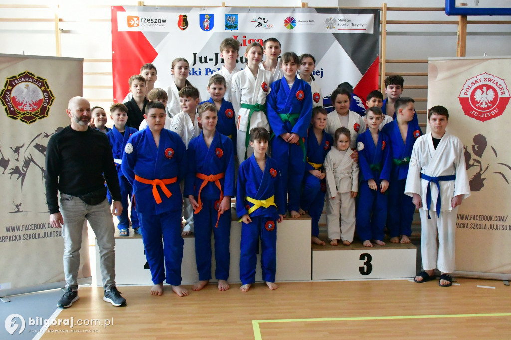 Młodzi wojownicy na macie w Potoku Górnym. Relacja z Ligi Ju-Jitsu Karate