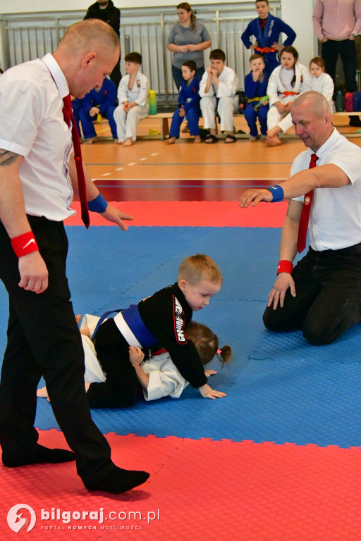 Młodzi wojownicy na macie w Potoku Górnym. Relacja z Ligi Ju-Jitsu Karate