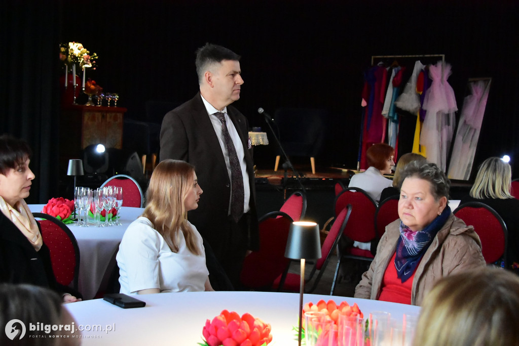 Teatr, kwiaty i wielkie serca. Gminny Dzień Kobiet w Tereszpolu