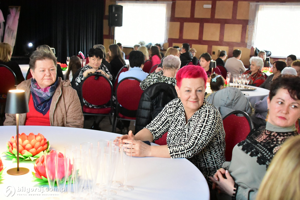 Teatr, kwiaty i wielkie serca. Gminny Dzień Kobiet w Tereszpolu