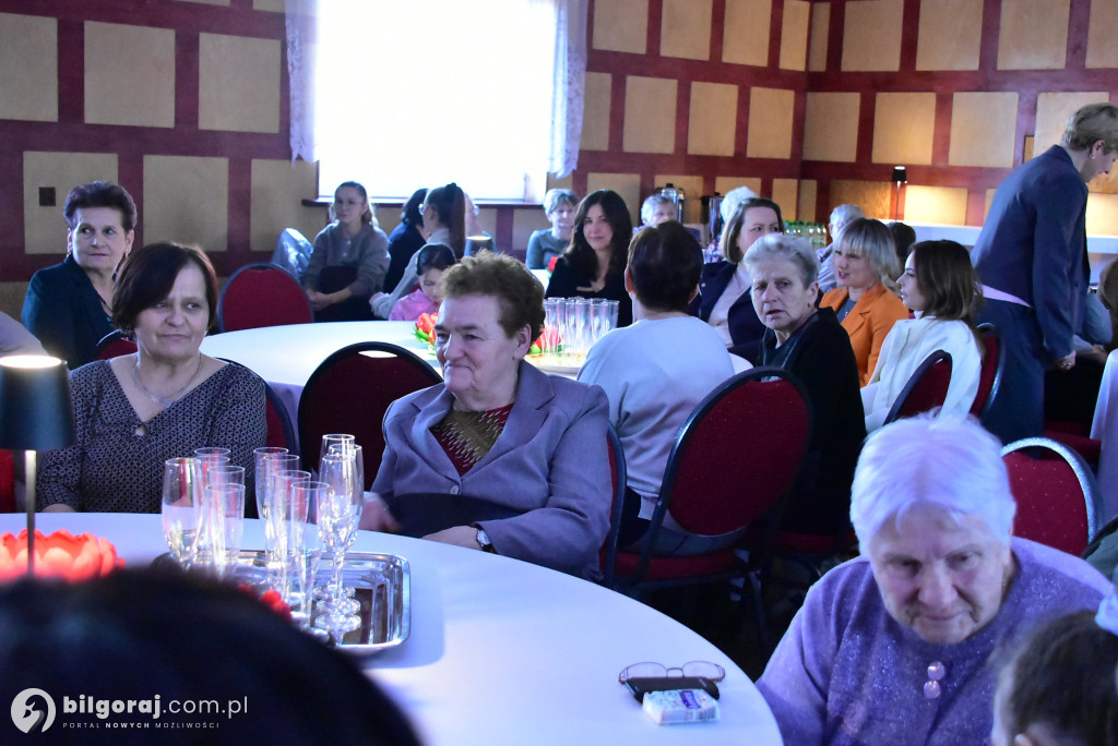 Teatr, kwiaty i wielkie serca. Gminny Dzień Kobiet w Tereszpolu