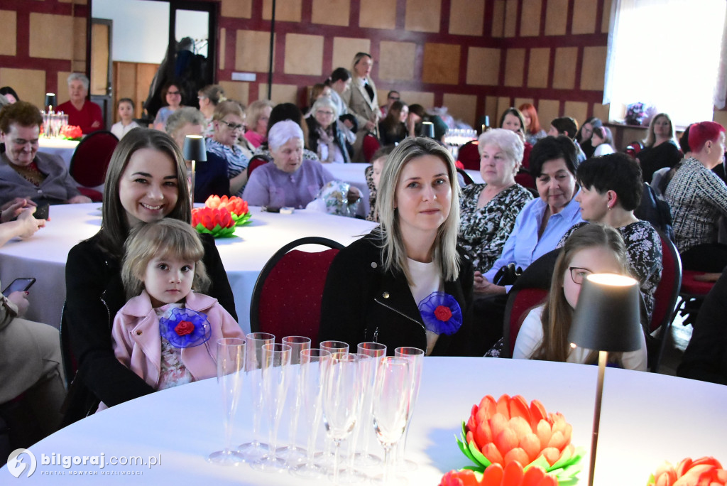 Teatr, kwiaty i wielkie serca. Gminny Dzień Kobiet w Tereszpolu