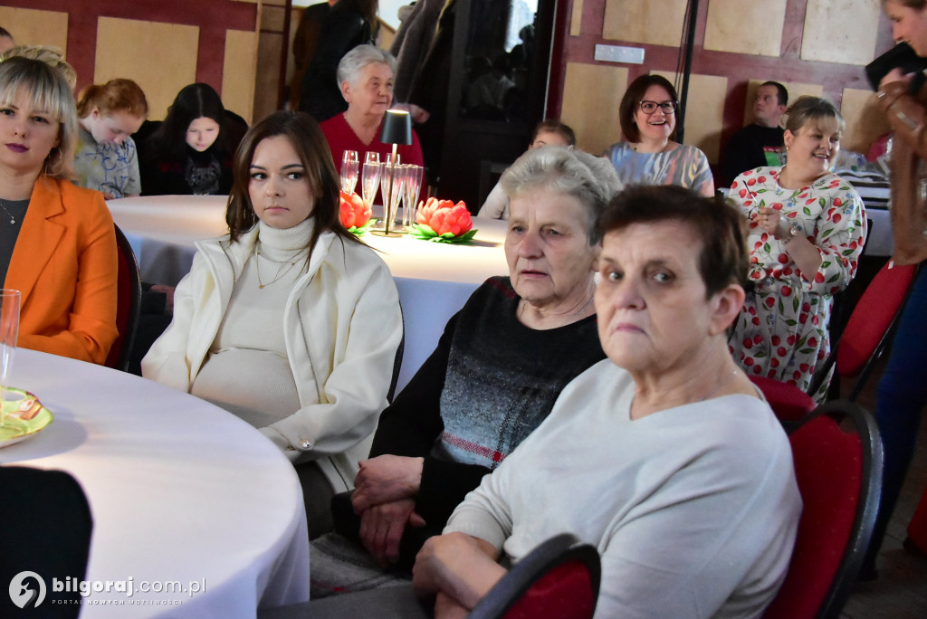 Teatr, kwiaty i wielkie serca. Gminny Dzień Kobiet w Tereszpolu