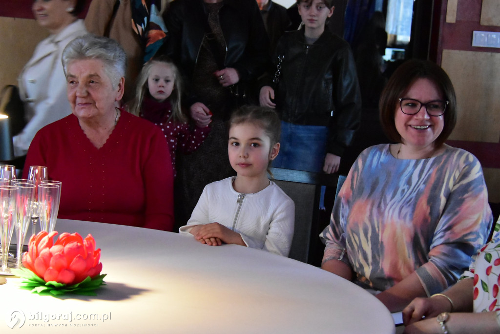 Teatr, kwiaty i wielkie serca. Gminny Dzień Kobiet w Tereszpolu