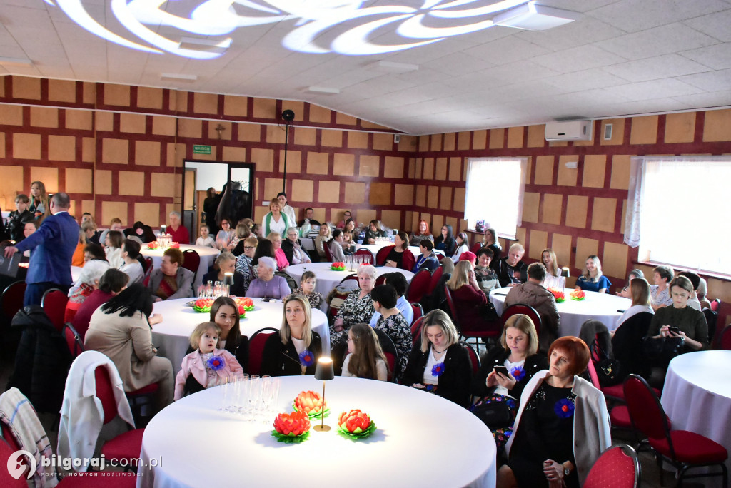 Teatr, kwiaty i wielkie serca. Gminny Dzień Kobiet w Tereszpolu