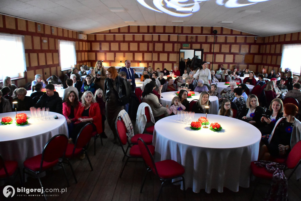 Teatr, kwiaty i wielkie serca. Gminny Dzień Kobiet w Tereszpolu