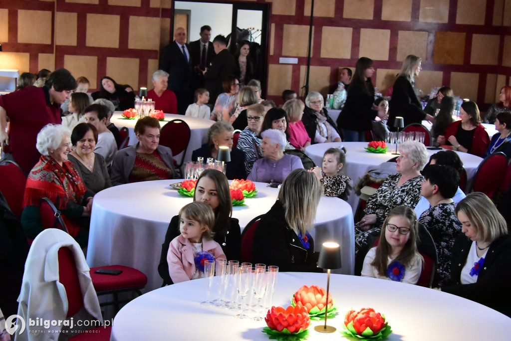 Teatr, kwiaty i wielkie serca. Gminny Dzień Kobiet w Tereszpolu