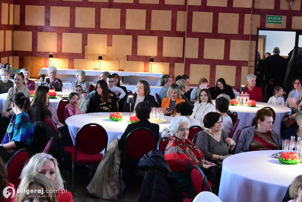 Teatr, kwiaty i wielkie serca. Gminny Dzień Kobiet w Tereszpolu