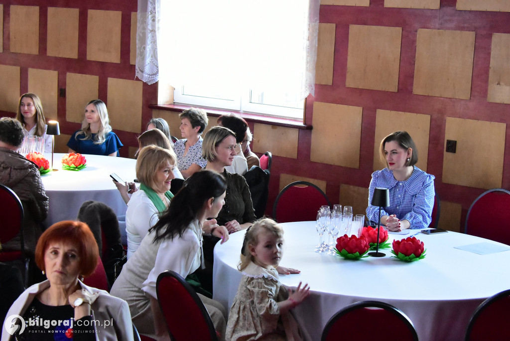 Teatr, kwiaty i wielkie serca. Gminny Dzień Kobiet w Tereszpolu