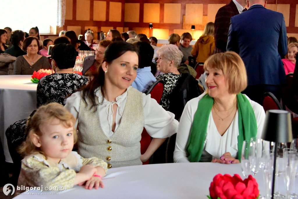 Teatr, kwiaty i wielkie serca. Gminny Dzień Kobiet w Tereszpolu