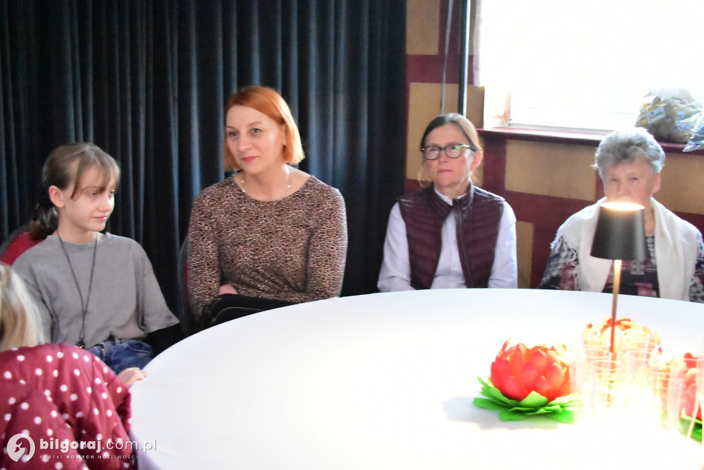 Teatr, kwiaty i wielkie serca. Gminny Dzień Kobiet w Tereszpolu