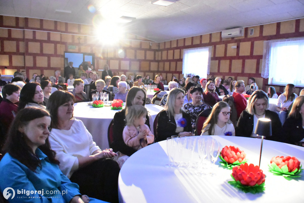 Teatr, kwiaty i wielkie serca. Gminny Dzień Kobiet w Tereszpolu