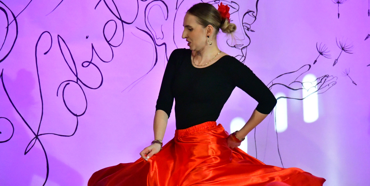 Retro rytmy i taneczna pasja: Dzień Kobiet we Frampolu pełen niespodzianek