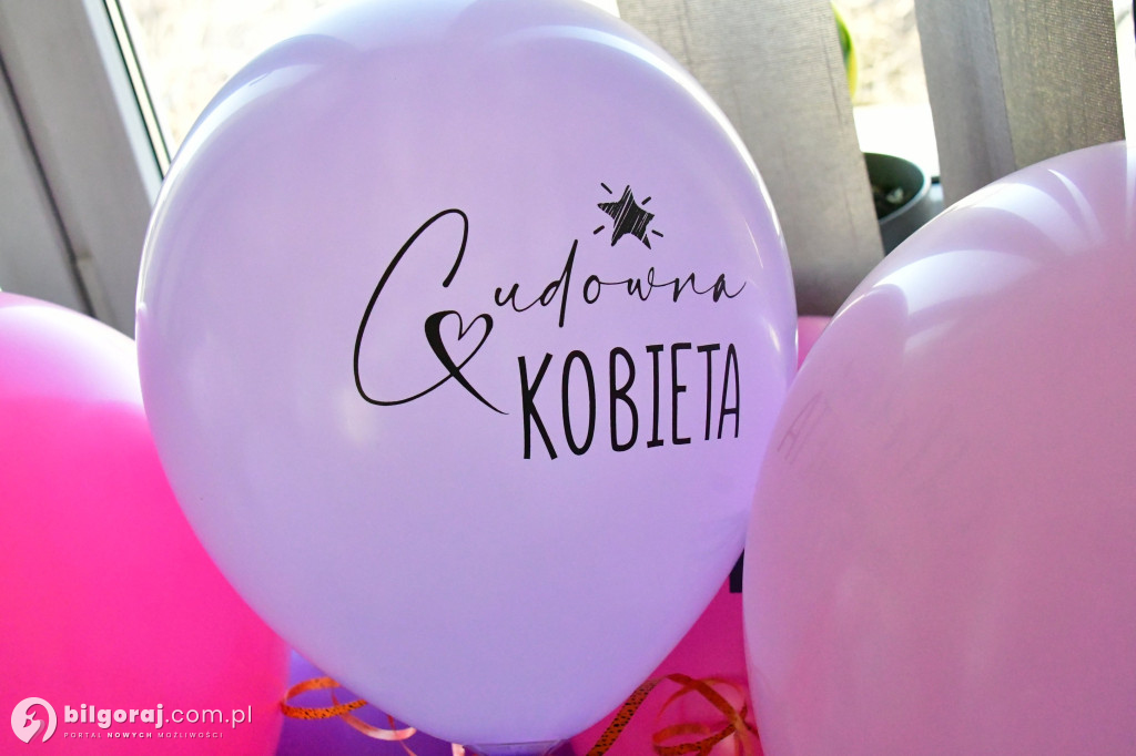 Retro rytmy i taneczna pasja: Dzień Kobiet we Frampolu pełen niespodzianek