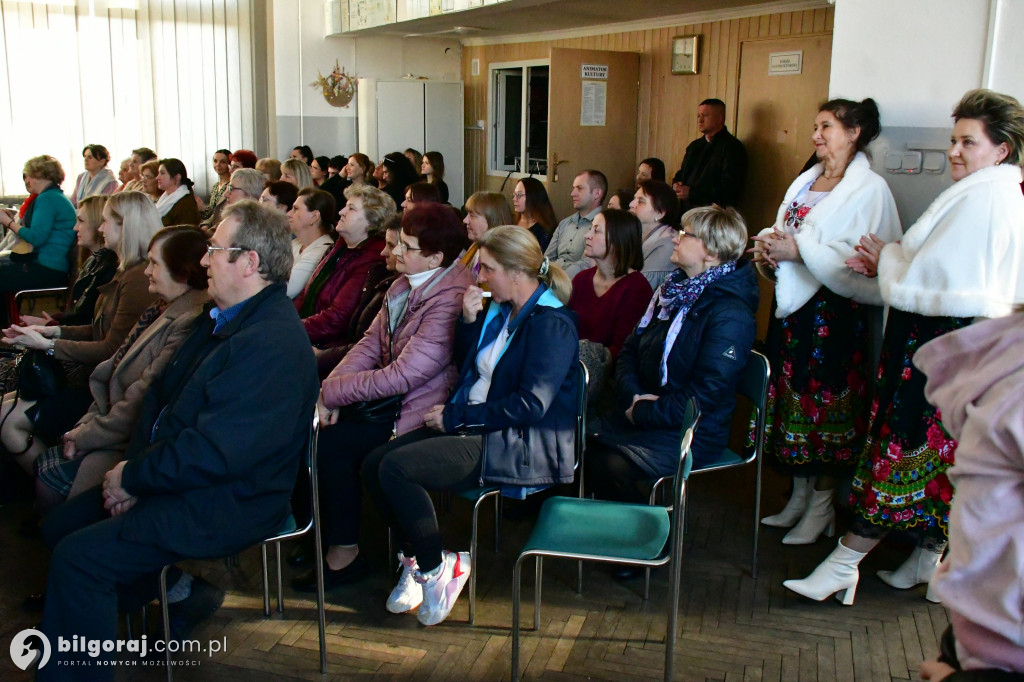 Retro rytmy i taneczna pasja: Dzień Kobiet we Frampolu pełen niespodzianek