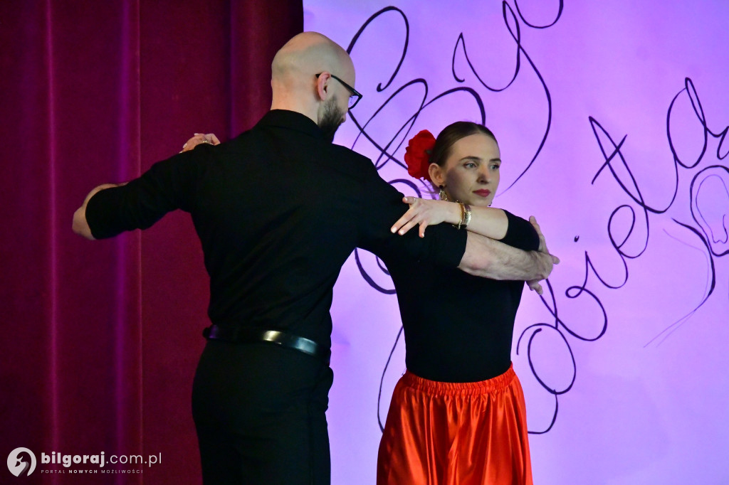 Retro rytmy i taneczna pasja: Dzień Kobiet we Frampolu pełen niespodzianek