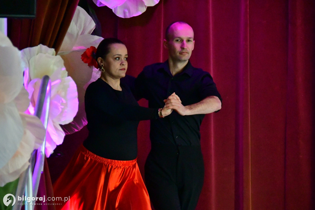 Retro rytmy i taneczna pasja: Dzień Kobiet we Frampolu pełen niespodzianek