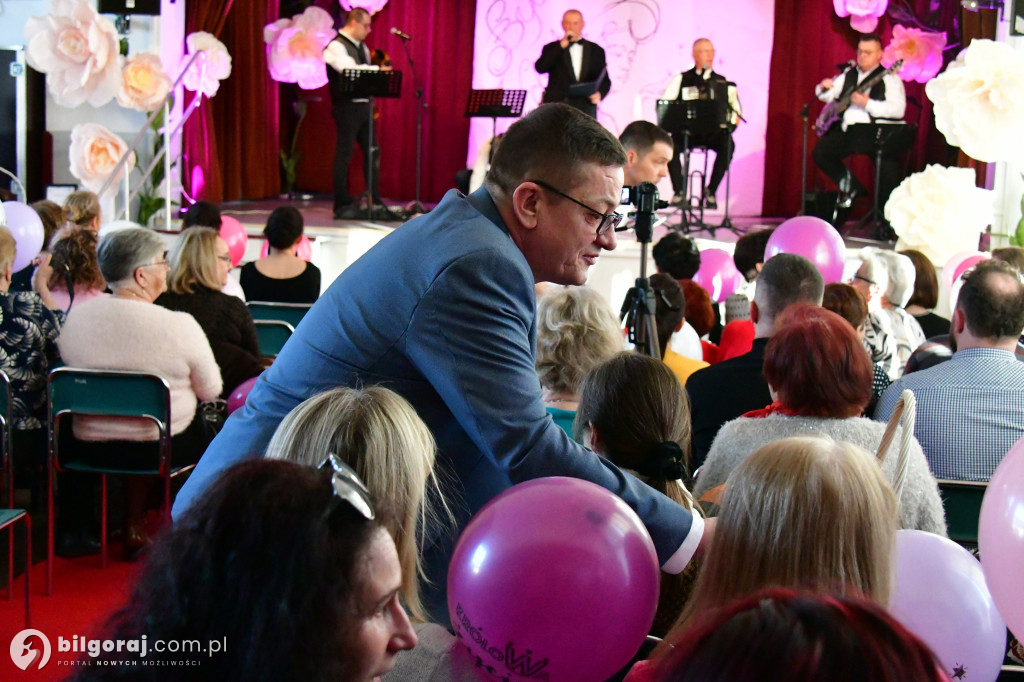 Retro rytmy i taneczna pasja: Dzień Kobiet we Frampolu pełen niespodzianek