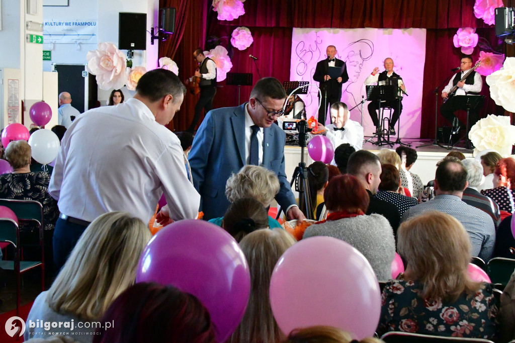 Retro rytmy i taneczna pasja: Dzień Kobiet we Frampolu pełen niespodzianek