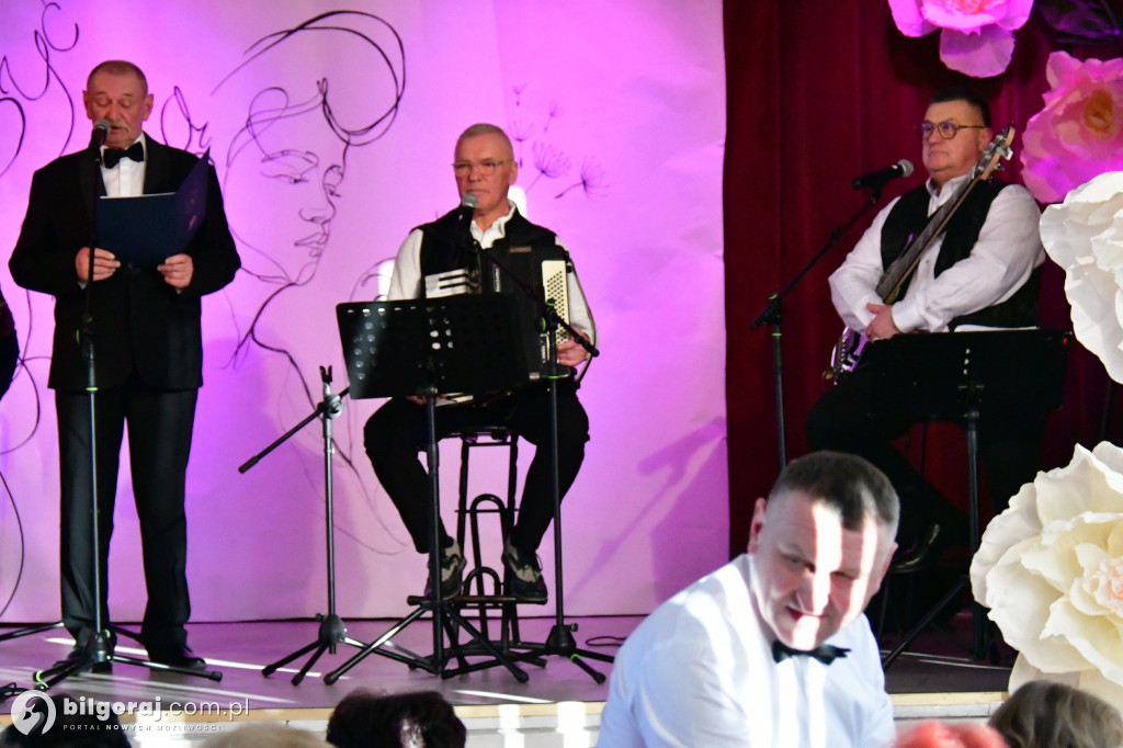 Retro rytmy i taneczna pasja: Dzień Kobiet we Frampolu pełen niespodzianek