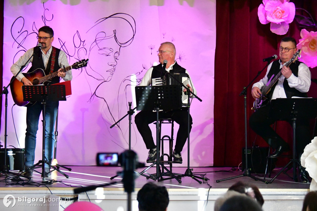 Retro rytmy i taneczna pasja: Dzień Kobiet we Frampolu pełen niespodzianek