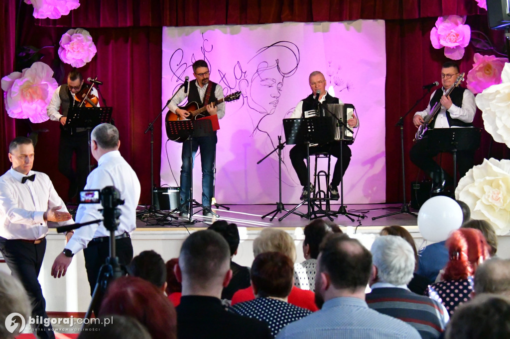 Retro rytmy i taneczna pasja: Dzień Kobiet we Frampolu pełen niespodzianek