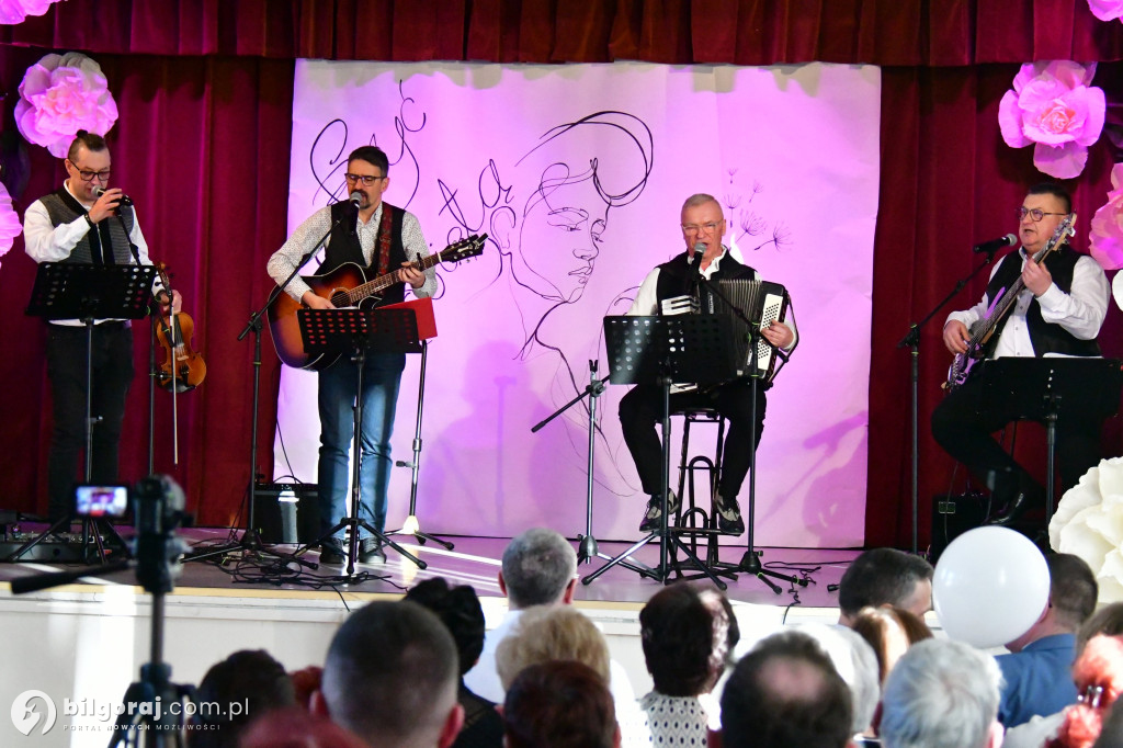 Retro rytmy i taneczna pasja: Dzień Kobiet we Frampolu pełen niespodzianek