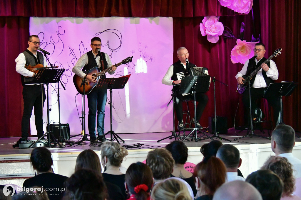 Retro rytmy i taneczna pasja: Dzień Kobiet we Frampolu pełen niespodzianek