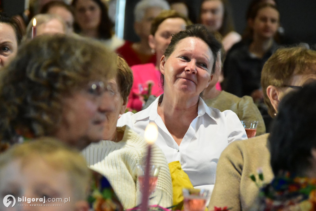 Biszcza w ukłonie dla Pań. Wyjątkowe świętowanie w GOSiR