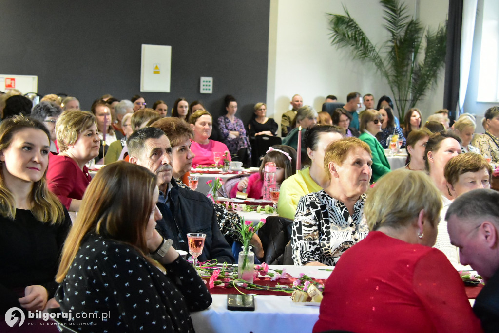 Biszcza w ukłonie dla Pań. Wyjątkowe świętowanie w GOSiR
