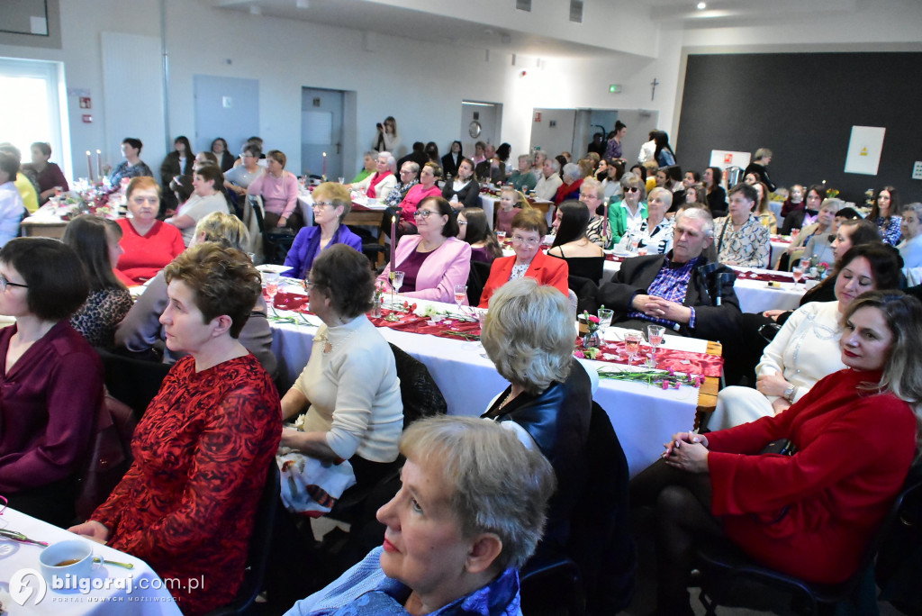 Biszcza w ukłonie dla Pań. Wyjątkowe świętowanie w GOSiR