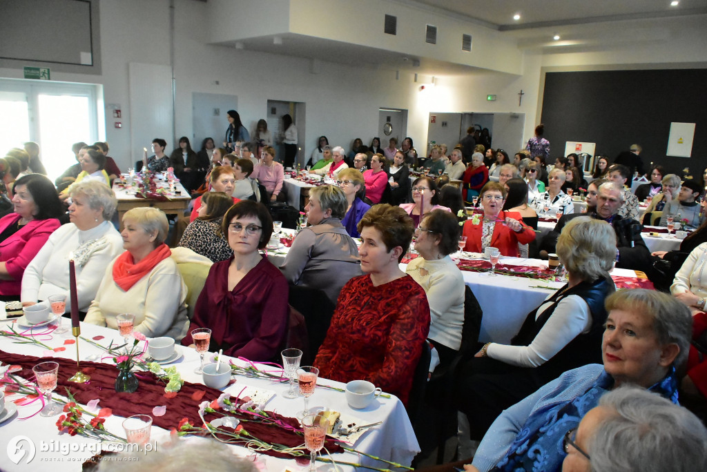 Biszcza w ukłonie dla Pań. Wyjątkowe świętowanie w GOSiR