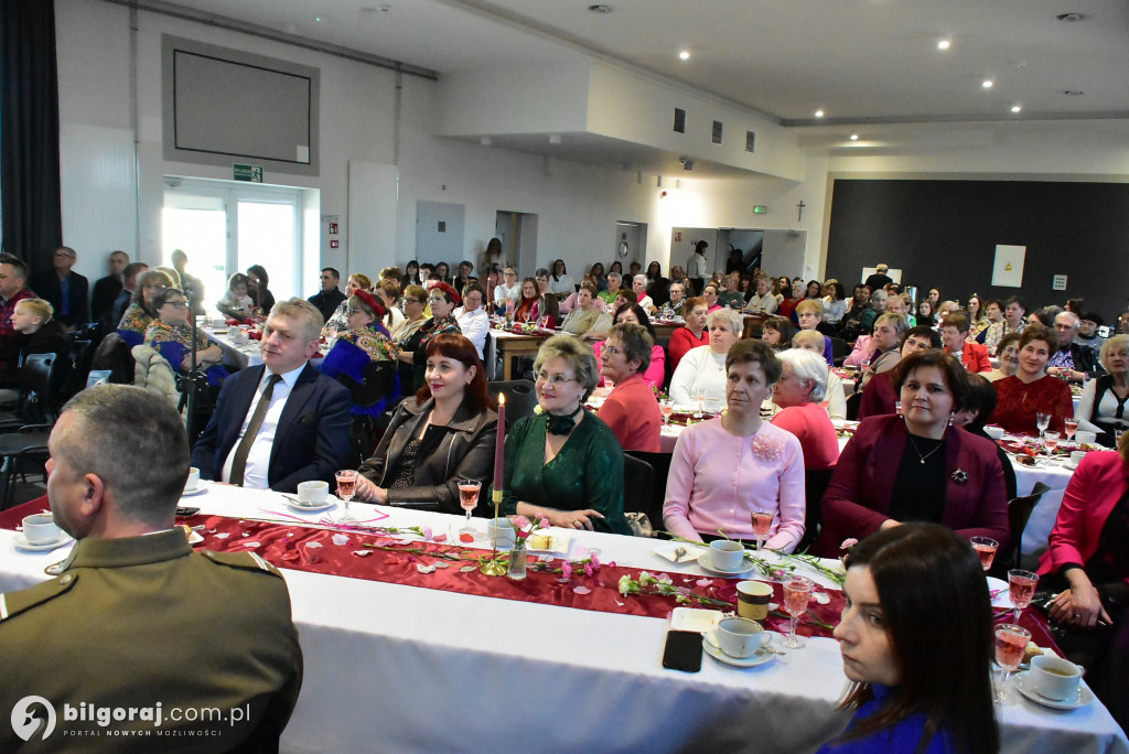 Biszcza w ukłonie dla Pań. Wyjątkowe świętowanie w GOSiR