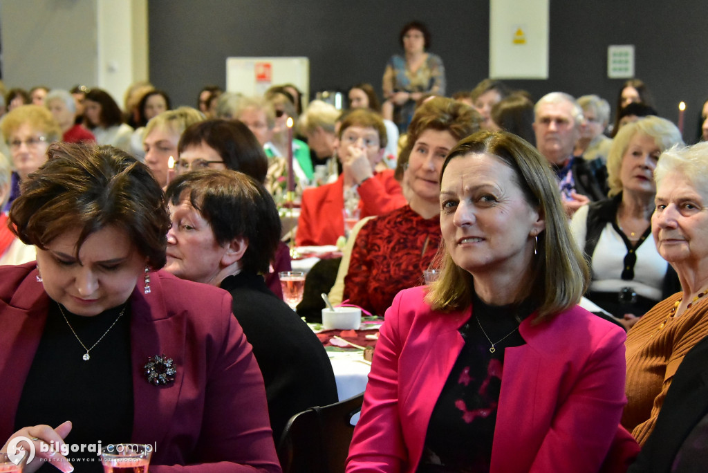 Biszcza w ukłonie dla Pań. Wyjątkowe świętowanie w GOSiR