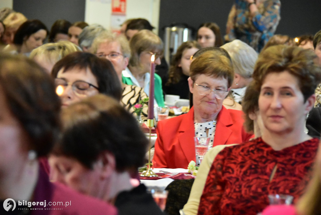 Biszcza w ukłonie dla Pań. Wyjątkowe świętowanie w GOSiR